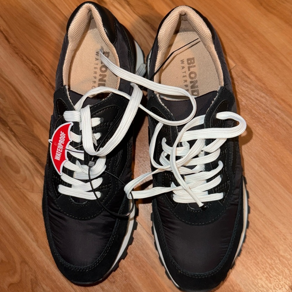 Sneakers by Blondo